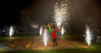 Marzi, lo spettacolo del “Cavallo di fuoco” in un turbinio di colori (video)