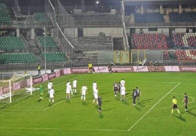 Calcio, al Cosenza non puoi proprio dire niente. Il pareggio e quel bicchiere mezzo pieno